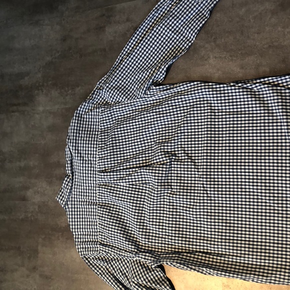 Beautiful Hilfiger custom fit dress shirt - Picture 4 of 4